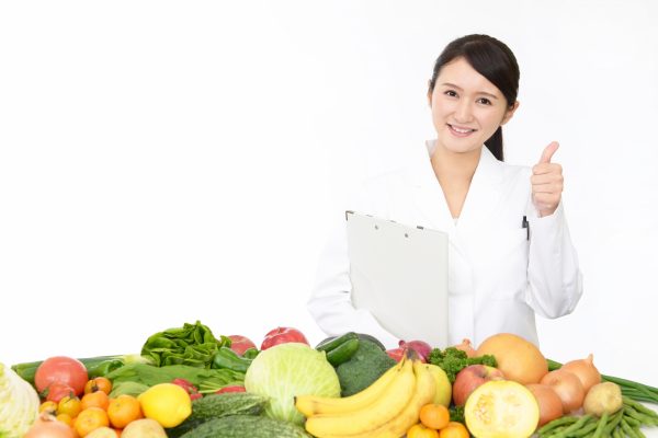 白衣を着た女性と野菜の画像